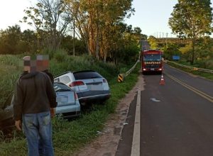 batida-entre-dois-palios-deixa-uma-pessoa-ferida-na-pr-490,-em-altonia