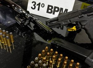 dois-homens-sao-presos-com-armas-e-municoes-de-calibre-restrito-em-corbelia