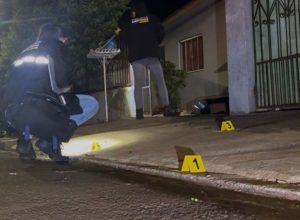 homem-e-morto-com-dezenas-de-tiros-em-frente-de-casa-em-campo-mourao