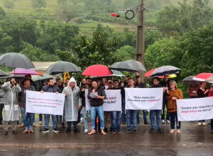moradores-bloqueiam-rodovia-em-manfrinopolis-em-protesto-apos-sequencia-de-acidentes