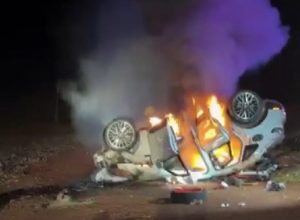carro-de-luxo-capota-e-pega-fogo-na-br-467,-deixando-casal-ferido-em-cascavel