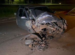 carro-fica-destruido-apos-batida-com-caminhao-na-marginal-da-br-277-em-cascavel