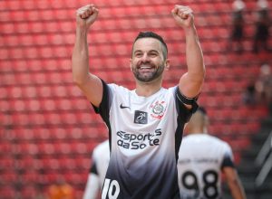 deives-celebra-carinho-da-torcida