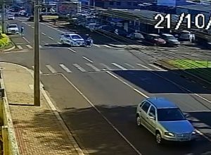 camera-de-seguranca-registra-momento-de-acidente-entre-motociclista-e-carro-no-bairro-claudete