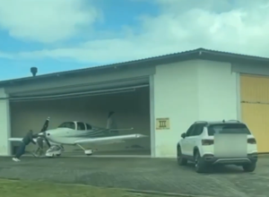 aviao-que-saiu-de-foz-do-iguacu-e-apreendido-com-carga-milionaria-de-celulares-em-santa-catarina