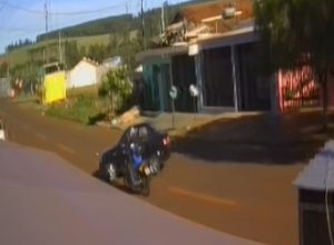motociclista-e-arremessado-sobre-carro-e-fica-ferido-em-acidente-em-cascavel