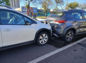 tres-carros-se-envolvem-em-batida-na-avenida-tancredo-neves-em-cascavel