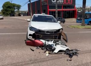 motociclista-de-22-anos-sofre-fratura-apos-batida-com-taxi-em-cascavel;-veja-o-video