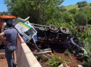 cabine-de-caminhao-e-lancada-em-acidente-na-pr-239-e-motorista-morre-no-local