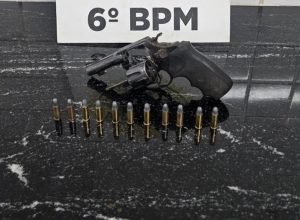 homem-e-preso-por-porte-ilegal-de-arma-de-fogo-apos-denuncia-de-ameaca-em-bar-de-cascavel