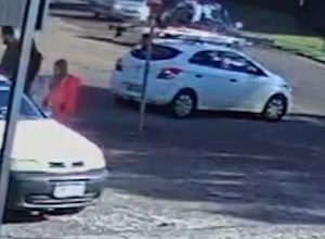 camera-de-seguranca-registra-acidente-entre-carro-e-bicicleta-em-cascavel