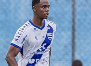 no-parana,-jogador-vitima-de-racismo-leva-punicao-maior-que-agressor