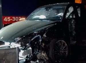 carro-de-luxo-fica-destruido-apos-bater-em-poste-e-fachada-de-loja-em-foz-do-iguacu