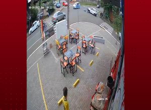 camera-de-seguranca-registra-acidente-entre-carro-e-scooter-no-bairro-periolo,-em-cascavel