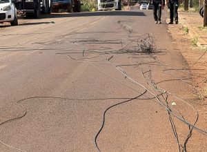 caminhao-rompe-cabos-de-telefonia-e-deixa-fios-espalhados-no-bairro-morumbi-em-cascavel
