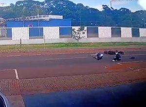 cameras-de-seguranca-registram-acidente-entre-carro-e-motocicleta-em-cascavel