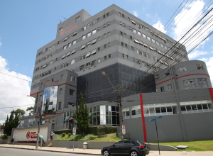 crianca-vitima-de-incendio-deixa-a-uti-e-se-recupera-na-enfermaria-de-hospital-em-curitiba