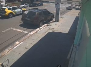 cameras-de-seguranca-mostram-batida-de-caminhonete-em-viatura-da-pm-em-toledo;-veja-o-video