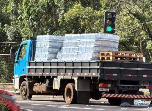 carga-com-dezenas-de-garrafas-de-agua-caem-de-caminhao-e-bloqueiam-transito-em-cascavel