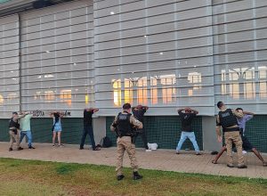 homem-e-detido-por-posse-de-drogas-para-consumo-no-terminal-oeste-de-cascavel