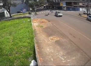 camera-flagra-momento-em-que-carro-avanca-sinal-e-atinge-motocicleta-no-centro-de-cascavel