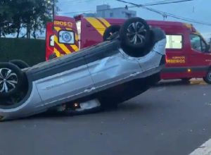 carro-capota-apos-acidente-em-cruzamento-na-regiao-central-de-cascavel