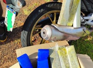 homem-e-preso-transportando-mais-de-30-quilos-de-maconha-em-motocicleta-na-pr-364,-em-terra-roxa
