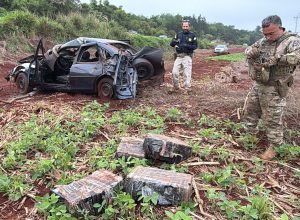 apos-perseguicao,-carro-carregado-com-maconha-capota-na-br-369-em-cascavel