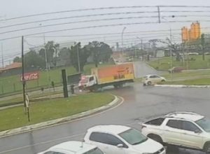 ciclista-e-atingido-por-caminhao-no-trevo-da-portal-em-cascavel