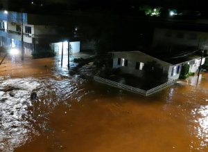 chuva-forte-provoca-alagamentos-e-transtornos-em-vere