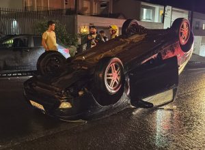 carro-capota-apos-condutor-bater-contra-veiculo-parado-no-centro-de-cascavel