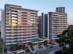 plaenge-finaliza-predio-com-conceito-de-casa-suspensa-em-curitiba