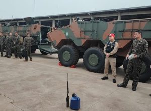 policia-rodoviaria-escolta-comboio-do-exercito-brasileiro-em-operacao-militar