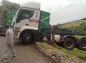 caminhao-fica-preso-em-estrada-estreita-no-alto-bom-retiro;-motorista-evita-queda-em-ribanceira