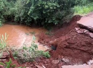 ponte-na-area-rural-de-cascavel-desmorona-e-deixa-comunidade-isolada