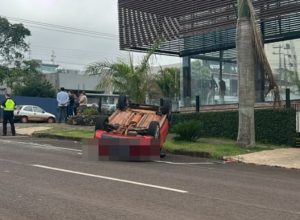 carro-capota-apos-batida-em-cruzamento-no-parque-sao-paulo-em-cascavel