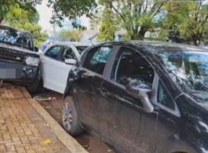 onibus-desgovernado-se-envolve-em-acidente-com-quatro-carros-em-cascavel