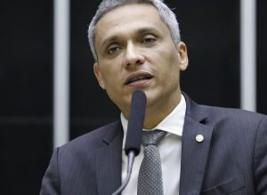 moraes-suspende-acao-penal-contra-deputado-gustavo-gayer