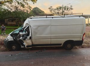 batida-entre-caminhao-e-van-deixa-um-ferido-na-pr-488-em-vera-cruz-do-oeste
