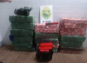dupla-e-presa-com-quase-300-quilos-de-maconha-em-acao-da-policia-no-centro-de-cascavel