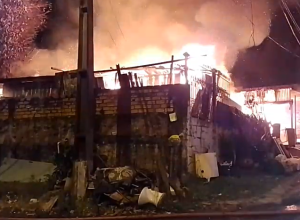 incendio-destroi-duas-residencias-no-portal-da-foz;-suspeita-e-de-curto-circuito
