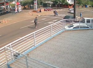 camera-registra-acidente-entre-carro-e-moto-na-rua-ipanema-em-cascavel
