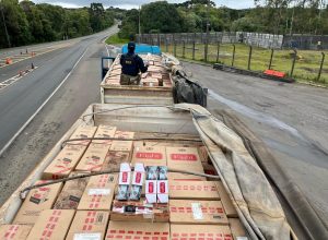 prf-apreende-600-mil-macos-de-cigarros-contrabandeados-na-br-277,-em-guarapuava