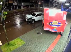camera-registra-momento-em-que-carro-atinge-trailer-de-lanches-em-cascavel
