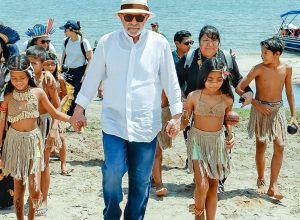 lula-visita-aldeia-indigena-e-promete-energia-para-4,3-mil-familias