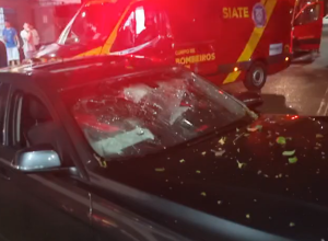 duas-pessoas-ficam-feridas-apos-carro-bater-em-anteparo-na-avenida-mario-filho,-em-foz-do-iguacu