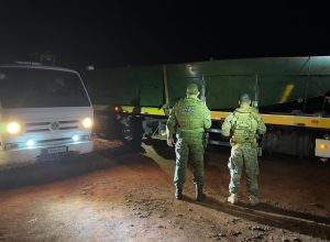 bpfron-e-policia-federal-apreendem-embarcacao-com-22,5-mil-pacotes-de-cigarros-contrabandeados