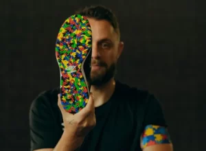 lenda-do-futsal-assina-chuteira-inspirada-na-conscientizacao-sobre-o-autismo