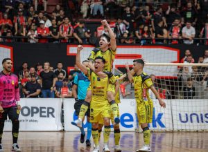 jaragua-vence-o-joinville-no-classico-e-sai-em-vantagem-nas-quartas-da-lnf-cresol-2025