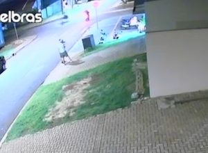 camera-de-seguranca-flagra-batida-entre-motos-no-bairro-canada-em-cascavel